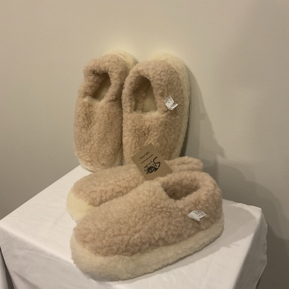 2 Set ~ Sheep by the Sea Slippers - 100% Wool ~ Unisex - Picture 5 of 8